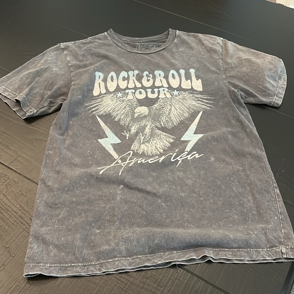 LOT of 5 Graphic Tees - Picture 2 of 6